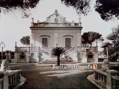 Il nostro viaggio nella memoria di queste storiche abitazioni parte da via Amendola, una delle arterie cittadine ancora ricca di grandiose ed eleganti abitazioni. Al civico 207, dove oggi sorge l�ospedale pediatrico Giovanni XXIII, fino agli anni 70 era possibile ammirare la stupenda villa Labriola. Quest�ultima fu edificata nel 1898 per volere del notaio Pietrantonio Labriola 